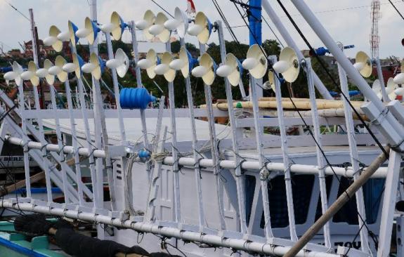 kapal nelayan besar dan lampu-lampunya 