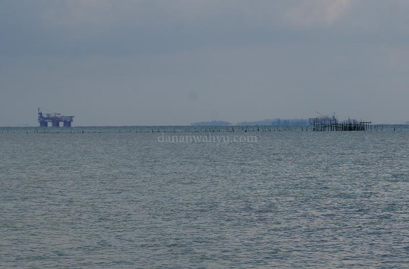 Rig terlihat dari pulau Tunjuk