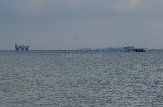 Rig terlihat dari pulau Tunjuk 