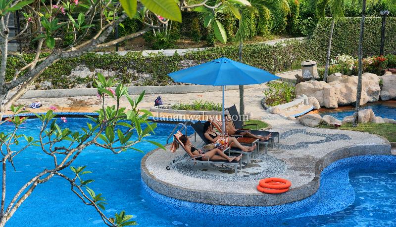 Bersantai di renang Nongsa Point Marina n Resort