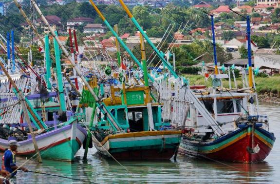 kapal nelayan bersandar di ujung muara