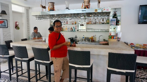 Jadi penjaga Bar sebelum makan siang 