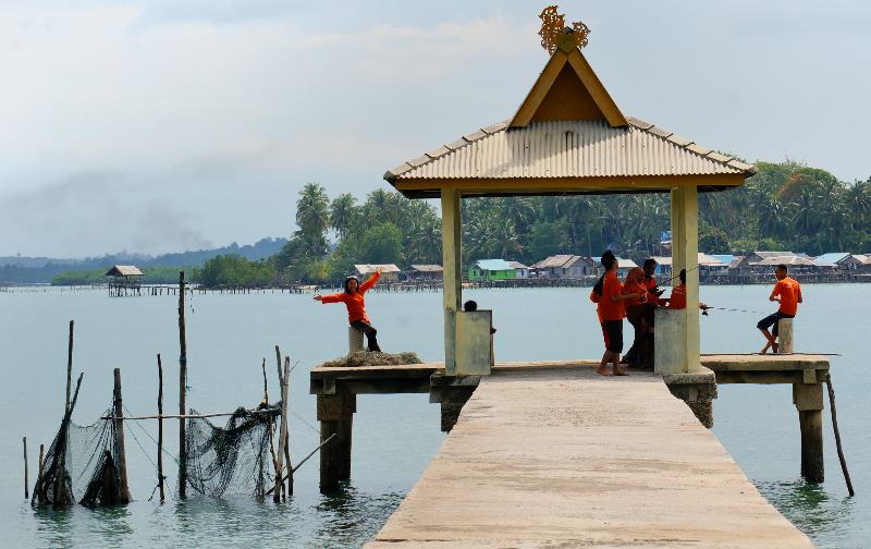 memancing di dermaga beton pulau Tunjuk