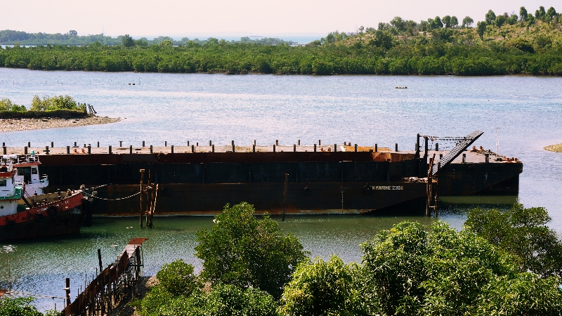 kapal tua sandar di Belakang Padang