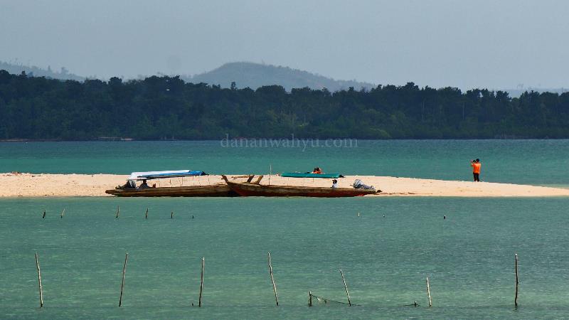 pasir putih di ujung pulau Tunjuk