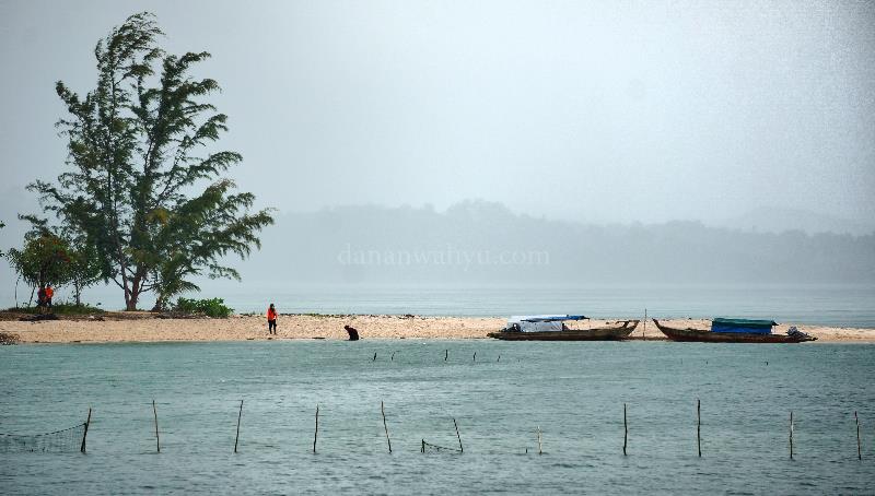 Sekali lagi rinai hujan menyapa kami di Pulau Tunjuk