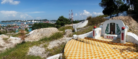 Makam cina di atas bukit Belakang Padang 