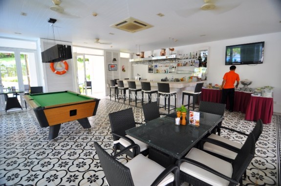 meja bufet dessert di dalam Samudra Bar 