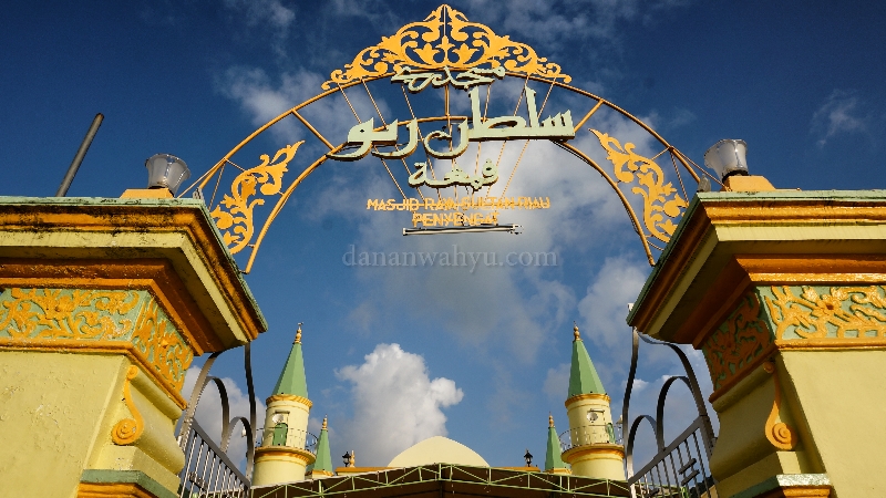 Pintu Gerbang Masjid Sultan Riau Penyengat yang tersohor