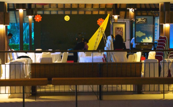 Panggung dipindahkan ke lobi lengkap dengan dekorasinya