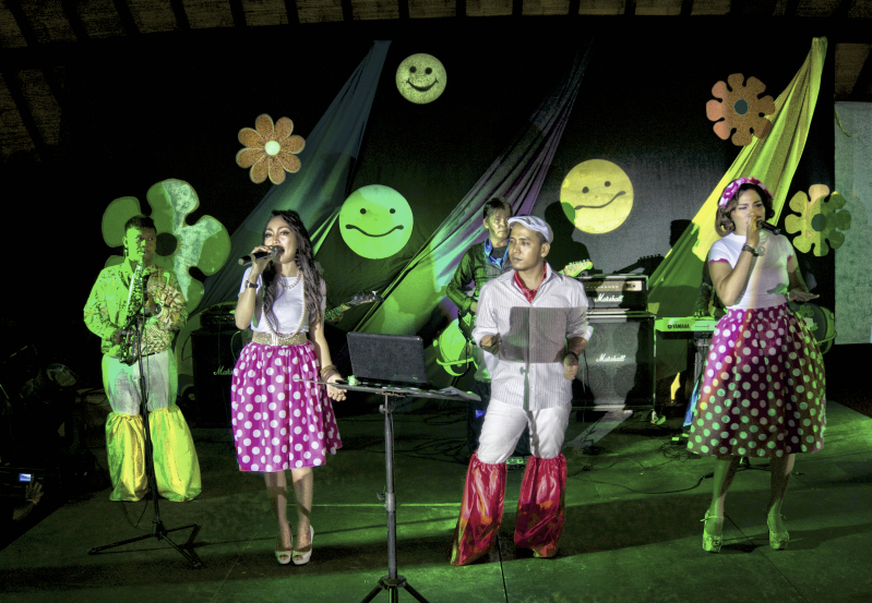 Tampilan band pun tak kalah jadul, celana cutbrai dan rok balon motif polkdot
