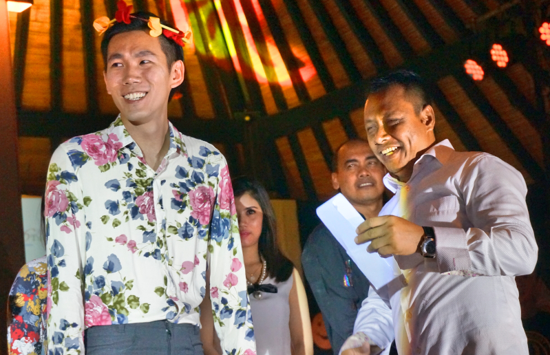 Ini lho pemenang best dress malam ini. Celana cutbrai dan kemeja motif kembang. So last year tapi ngehits