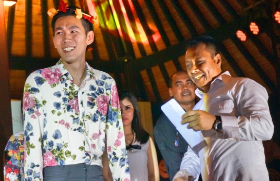 Ini lho pemenang best dress malam ini. Celana cutbrai dan kemeja motif kembang. So last year tapi ngehits