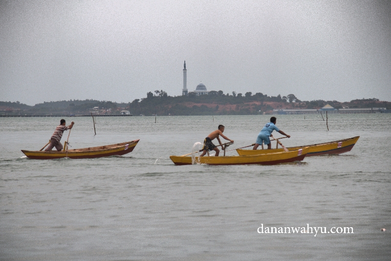 Mengayuh jauh menuju tepian , Mendayung ke ujung daratan