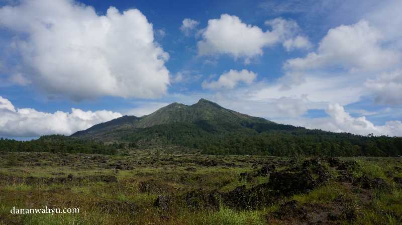 Sebelum pulang , kembali menggagumi gunung dari pinggir danau Batur