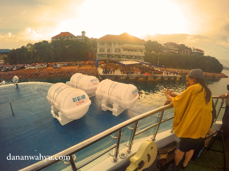suasana romantis di atas MV Sea View