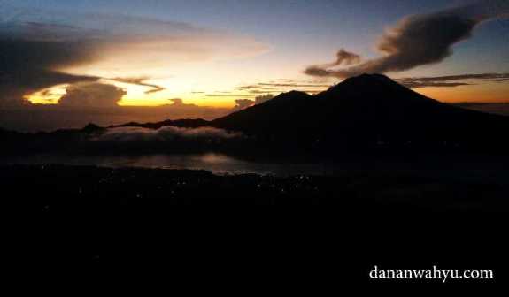 Semburat mentari pagi hari dari gunung Batur 