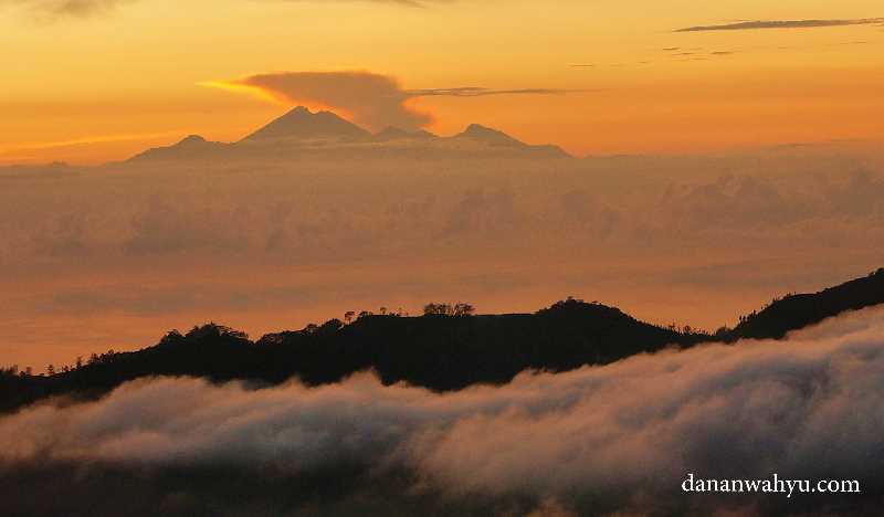 Rinjani terbatuk memuntahkan asap ke udara 