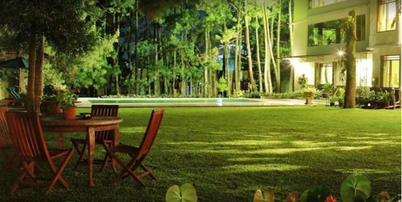 Kolam renang di taman