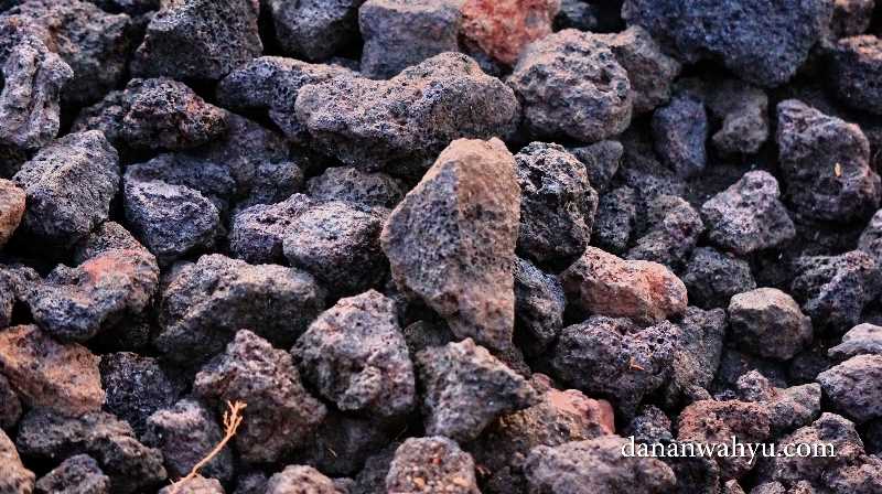 Bebatuan terjal jalur pendakian, tantangan fisik yang harus dihadapi 