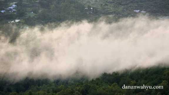 kabut menyapu dana Batur bersama datangnya siang 