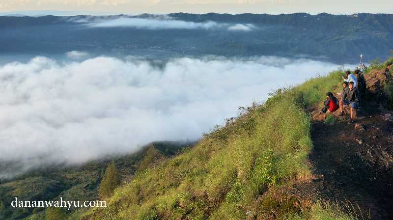 menikmati keindahan danau dari ketinggian 1700 meter 