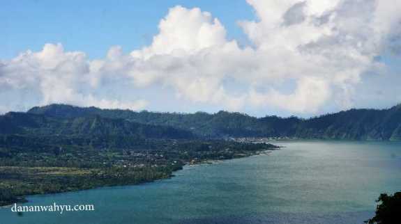 Kaldera menaungi danau Batur 