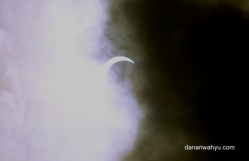 awan hitam dan putih bagai yin dan yang