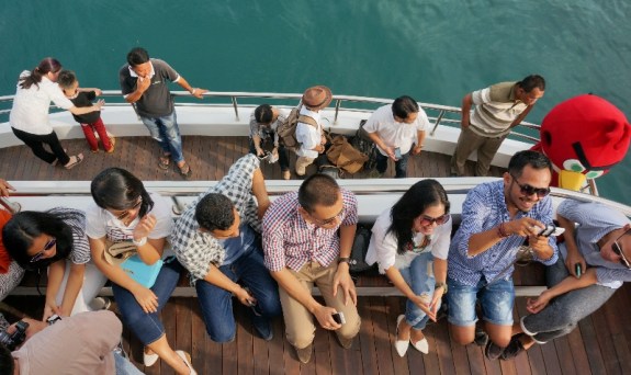 duduk di dek belakang kapal 