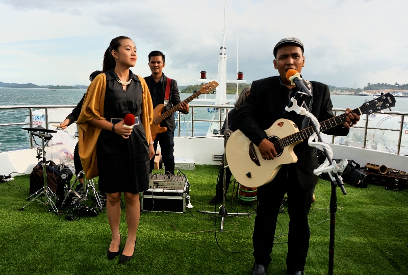 sajian livemusic di dek atas kapal