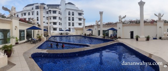 Hotel dengan kolam renang di roof top berada di Batam Center