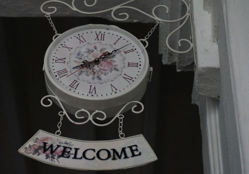 jam di lobi hotel mengingatkan Inggris tempo dulu