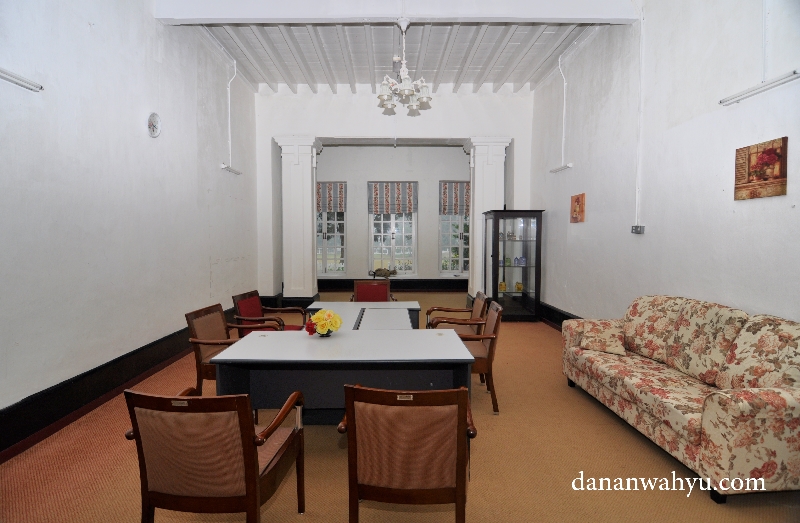 ruang besar sederhana tanpa ornamen hiasan berlebih