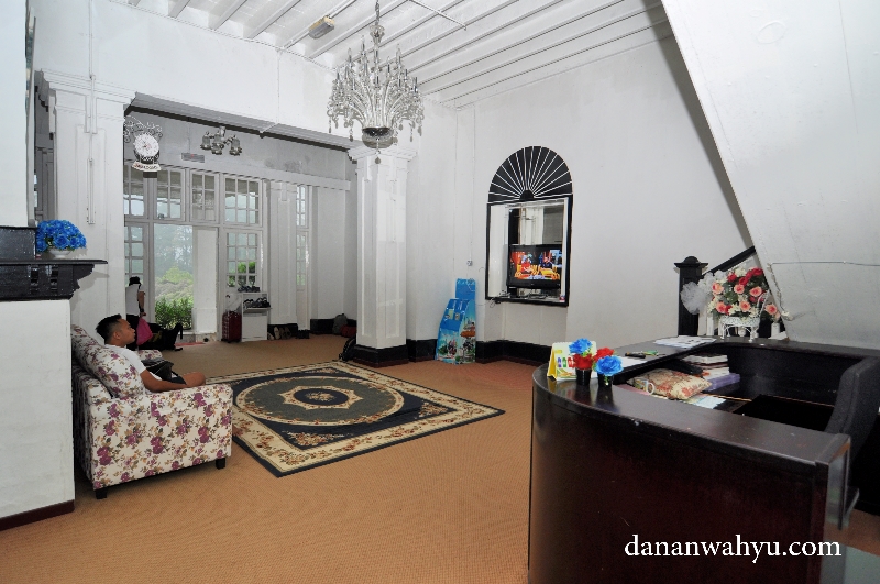 lobi hotel dengan lampu kristal