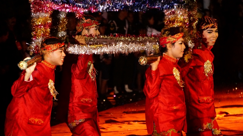 penari memanggul Warak Ngendhok 