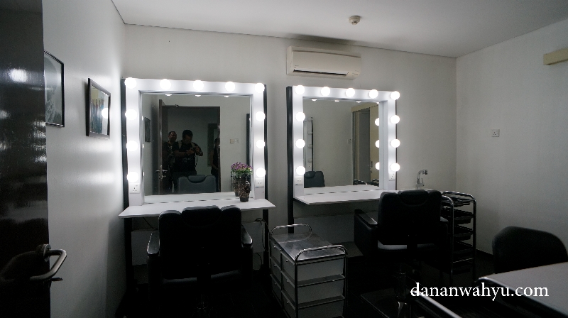 "Mirror... mirror on the wall. Siapa bintang film paling seksi , aku atau Miyabi?"