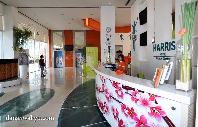 lobi hotel yang luas dengan desain penuh warna terang 