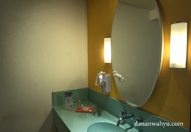 wastafel warna warni di kamar hotel 