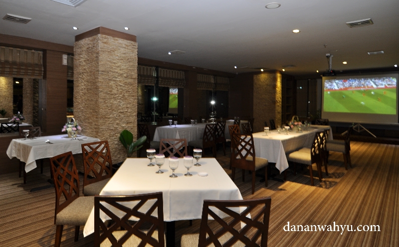 makan malam santai di Barletta Bar & Lounge