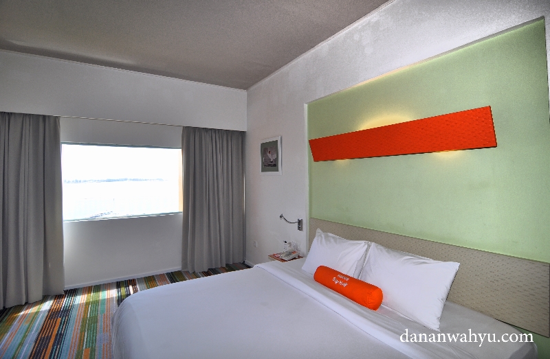 kamar tidur dengan lukisan alam , lihat jendela 