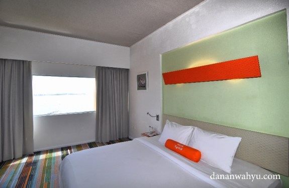 kamar tidur dengan lukisan alam , lihat jendela 