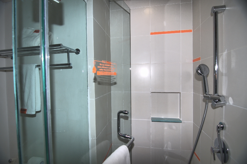 kamar mandi dengan shower 
