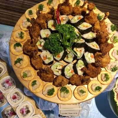 Sushi Roll, Chicken Drumstick dan Tuna Cracker - dari tengah ke luar 