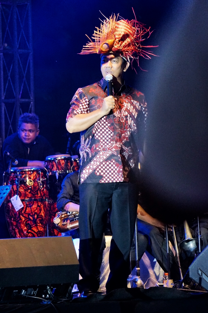 Bapak Hendrar Prihadi memberi sambutan di Semarang Night Carnival 2016