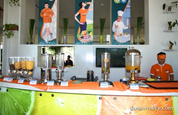 petugas hotel siap melayani anda dengan keramahan 