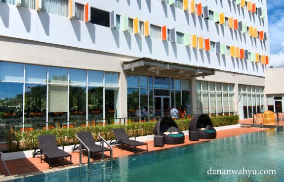 kolam renang berdesain infinity