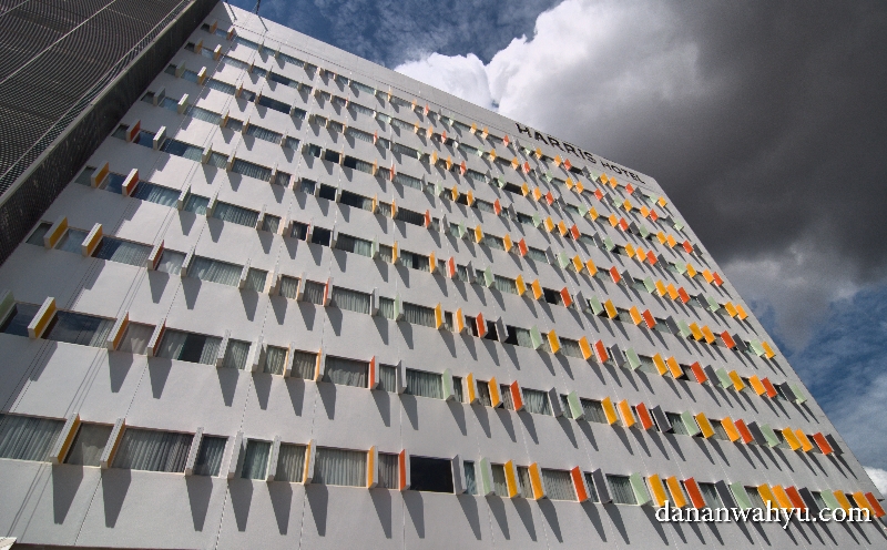 Harris Hotel Batam Center dengan desain eksterior warna warni 