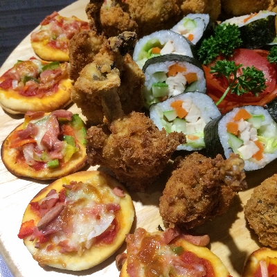 Sushi Roll, Chicken Drumstick dan Mini Pizza , dari tengah ke pinggir 