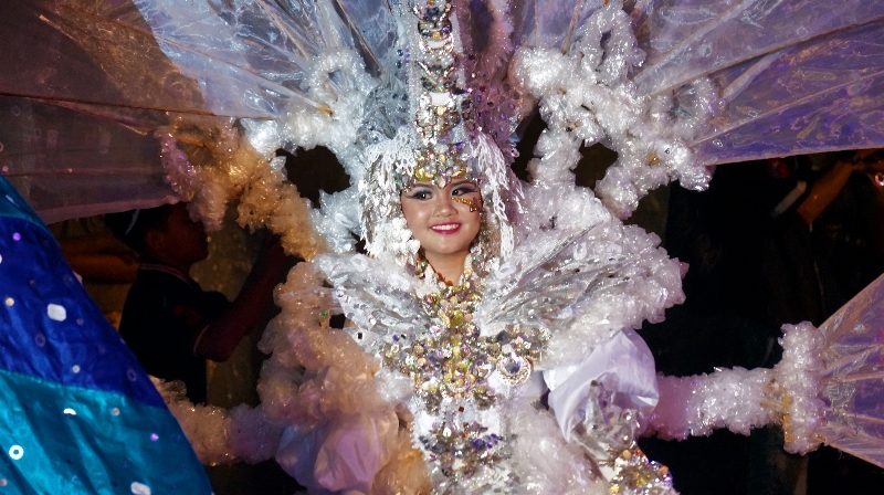 Karnaval dibuka dengan wanita berpakaian putih 
