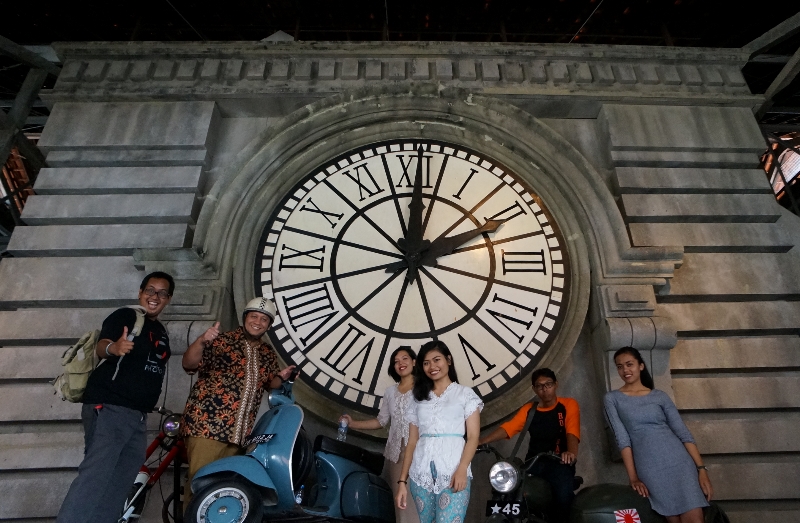 berfoto bersama di set film Joker Game 